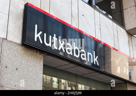 VALENCIA, SPANIEN - 15. NOVEMBER 2021: Die Kutxabank ist eine spanische Bank mit Sitz in Bilbao Stockfoto