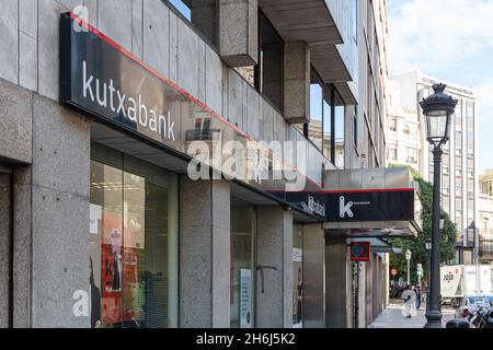 VALENCIA, SPANIEN - 15. NOVEMBER 2021: Die Kutxabank ist eine spanische Bank mit Sitz in Bilbao Stockfoto