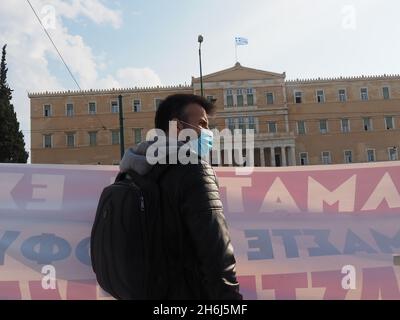 Athen, Attika, Griechenland. November 2021. Griechische Arbeitnehmer in der Dienstleistungsbranche streiken und fordern einen besseren Schutz vor Kovid19. (Bild: © George Panagakis/Pacific Press via ZUMA Press Wire) Stockfoto
