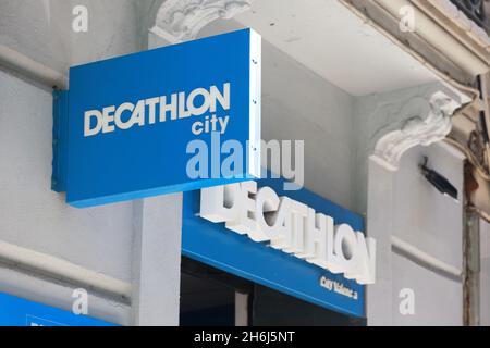 VALENCIA, SPANIEN - 15. NOVEMBER 2021: Decathlon ist ein französischer Sportartikelhändler Stockfoto