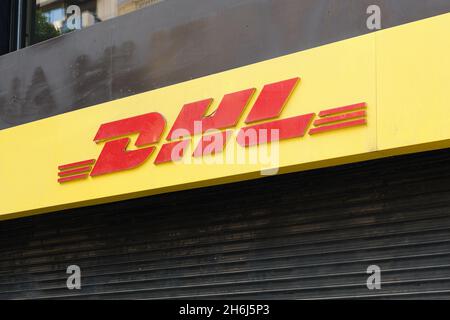 VALENCIA, SPANIEN - 15. NOVEMBER 2021: DHL ist ein internationaler Kurier-, Paket- und Expressversand Stockfoto
