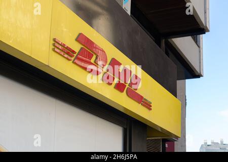 VALENCIA, SPANIEN - 15. NOVEMBER 2021: DHL ist ein internationaler Kurier-, Paket- und Expressversand Stockfoto
