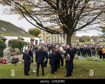 BIDEFORD, DEVON, ENGLAND - 14 2021. NOVEMBER: Die Band, Priester und die Menge warten auf die Gedenksonntagszeremonie. Stockfoto