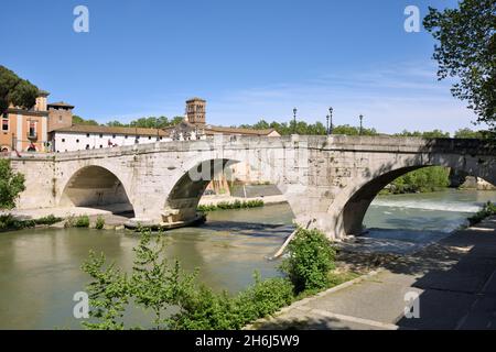 Italien, Rom, Tiber, Isola Tiberina, Pons Cestius, Ponte Cestio, alte römische Brücke Stockfoto