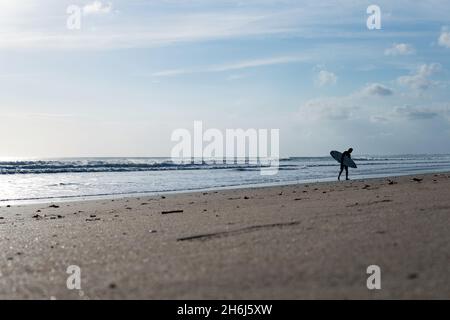 Surfer am Strand von kuta entlang. bali Stockfoto