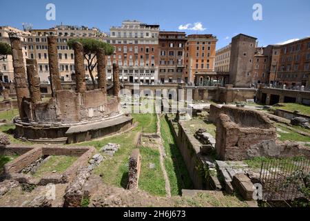 Italien, Rom, Region Sacra von Largo di Torre Argentinien, Tempel B (2. Jahrhundert v. Chr.) und Tempel C (4. Jahrhundert v. Chr.) Stockfoto