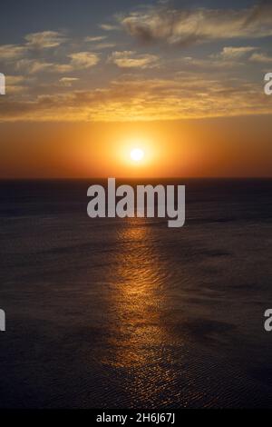 Schöner Sonnenaufgang in Faliraki Ostküste der Griechen, Anthony Quinn Bay, Rhodos, Griechenland Stockfoto