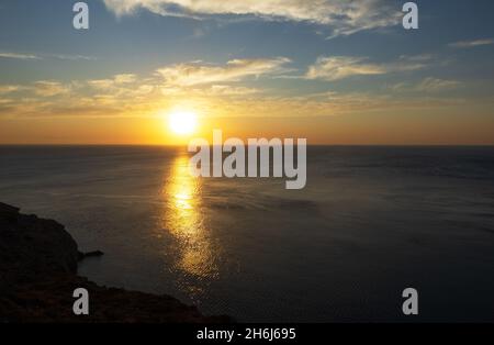 Schöner Sonnenaufgang in Faliraki Ostküste der Griechen, Anthony Quinn Bay, Rhodos, Griechenland Stockfoto