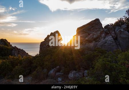 Schöner Sonnenaufgang in Faliraki Ostküste der Griechen, Anthony Quinn Bay, Rhodos, Griechenland Stockfoto