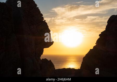 Schöner Sonnenaufgang in Faliraki Ostküste der Griechen, Anthony Quinn Bay, Rhodos, Griechenland Stockfoto