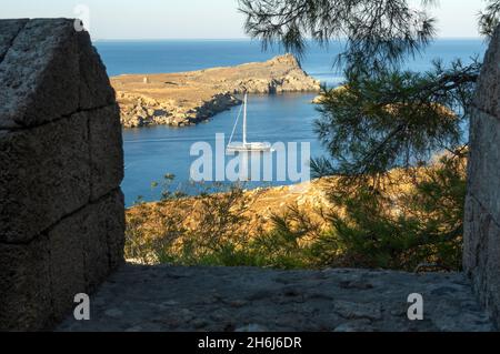 Lindos – Blick auf die St. Paul Bucht und yach auf Rhodos, Griechenland Stockfoto