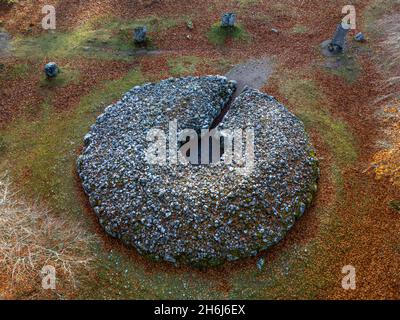 Luftaufnahme von Clava Cairns, einem bronzezeitlichen Bestattungskomplex aus stehenden Steinen, ringkernen, Durchgangsgräbern und bordsteinsteinen, in der Nähe von Inverness, Schottland Stockfoto