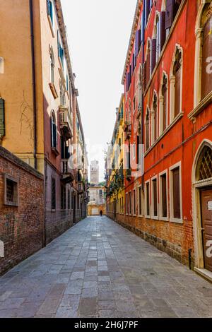 Venedig, Italien - 15. Oktober 2021: Enge Gassen in der Altstadt von Venedig Stockfoto