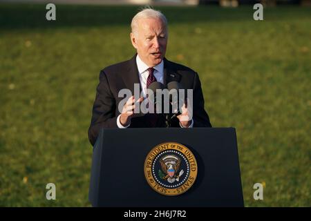 Washington, USA. November 2021. US-Präsident Joe Biden nimmt am 15. November 2021 an der Unterzeichnung des Infrastructure Investment and Jobs Act on the South Lawn im Weißen Haus in Washington, DC, USA, Teil. Kredit: Ting Shen/Xinhua/Alamy Live Nachrichten Stockfoto