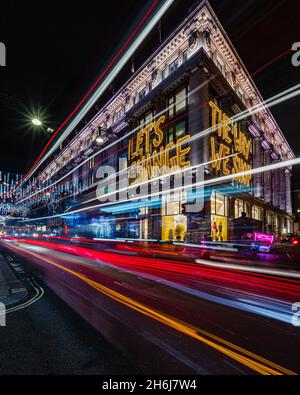 Leichte Wanderwege führen an Selfridges in London vorbei. Stockfoto