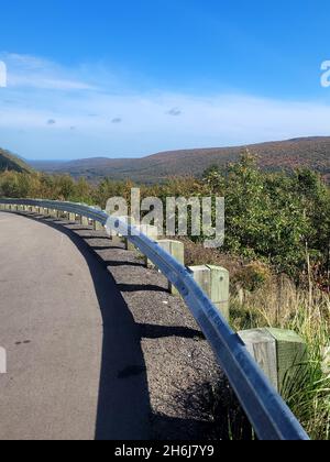 Vertikale Aufnahme des cabot Trail Nova scotia sanfte Hügel entlang der Autobahn. Stockfoto