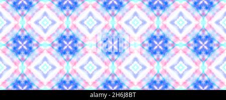 Geometrisches Rhombisches Muster. Handgefertigter Ornamentdruck. Dirty Art Grunge Illustration. Ethno-Ornament mit blauen, rosa und violetten Rauten. Aquarell Stockfoto