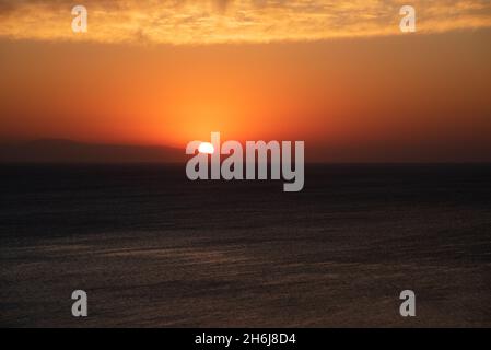 Schöner Sonnenaufgang in Faliraki Ostküste der Griechen, Anthony Quinn Bay, Rhodos, Griechenland Stockfoto