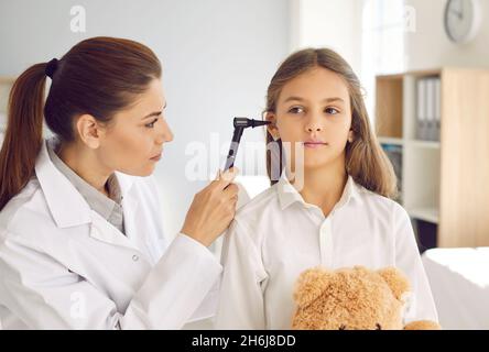 Otolaryngologin, die HNO-Untersuchung des Kindes während der medizinischen Untersuchung in ihrem Büro macht Stockfoto