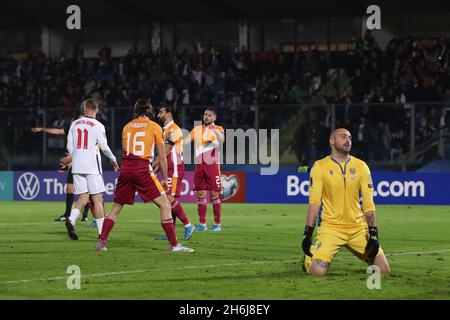 Serravalle, Italien. November 2021. Elia Benedettini aus San Marino reagiert, nachdem der Schuss von Bukayo Saka aus England vom Verteidiger Filippo Fabbri aus San Marino am Torwart vorbei abgelenkt wurde, um England beim FIFA World Cup 2022 - European Qualifying Match im San Marino Stadium, Serravalle, eine Führung von 2-0 zu geben. Bildnachweis sollte lauten: Jonathan Moscrop/Sportimage Kredit: Sportimage/Alamy Live News Stockfoto