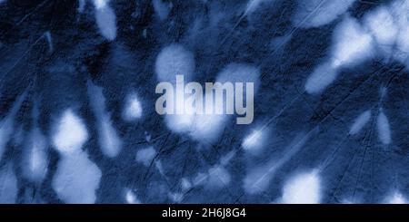 Malen Farbe Wasser Hintergrund. Indigo Denim Ink Shibori. Faltige Craft-Oberfläche. Wasserhintergrundzeichnung. Tintenfarbdruck. Künstlerische Handwerksfläche. Indigo Stockfoto