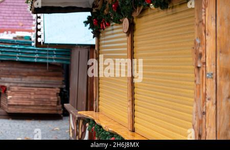 München, Deutschland. November 2021. Geschlossene Stände des im Bau befindlichen Weihnachtsmarktes sind am Rotkreuzplatz im Stadtteil Neuhausen zu sehen. Quelle: Sven Hoppe/dpa/Alamy Live News Stockfoto