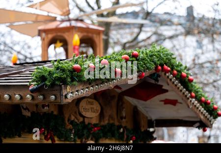 München, Deutschland. November 2021. Geschlossene Stände des im Bau befindlichen Weihnachtsmarktes sind am Rotkreuzplatz im Stadtteil Neuhausen zu sehen. Quelle: Sven Hoppe/dpa/Alamy Live News Stockfoto