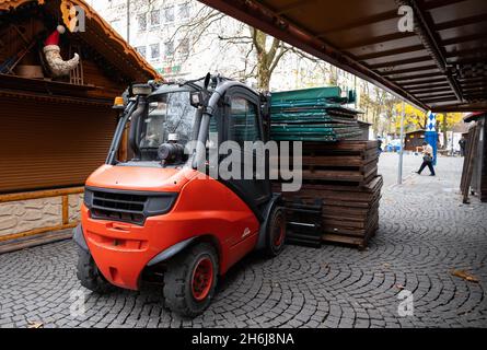 München, Deutschland. November 2021. Geschlossene Stände des im Bau befindlichen Weihnachtsmarktes sind am Rotkreuzplatz im Stadtteil Neuhausen zu sehen. Quelle: Sven Hoppe/dpa/Alamy Live News Stockfoto