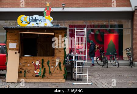 München, Deutschland. November 2021. Auf dem Weihnachtsmarkt am Rotkreuzplatz im Stadtteil Neuhausen wird ein Glühweinstand eingerichtet. Quelle: Sven Hoppe/dpa/Alamy Live News Stockfoto