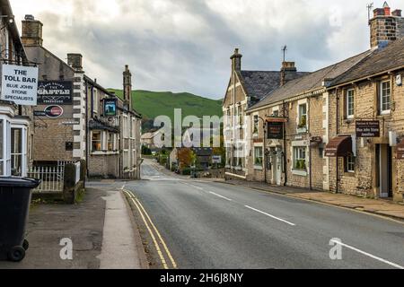 Überqueren Sie die Straße in Castleton. Castleton ist ein wunderschönes Dorf am Kopf des Hope Valley im Herzen des Peak District, Derbyshire. Stockfoto
