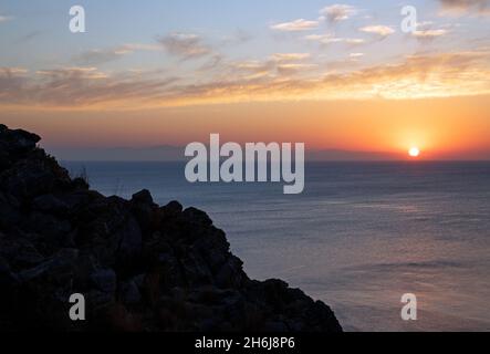 Schöner Sonnenaufgang in Faliraki Ostküste der Griechen, Anthony Quinn Bay, Rhodos, Griechenland Stockfoto