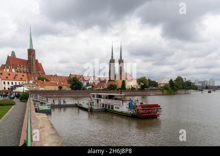 Breslau, Polen - 17. September 2021: Blick auf die Kathedrale und die oder und ein Touristenschiff auf einer Kreuzfahrt in der historischen Innenstadt von Breslau Stockfoto