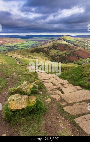 Der Steinpfad, der vom Mam Tor führt, mit Blick auf den Weg Great Ridge nach Back Tor und Lose Hill, im Peak District National Park. Stockfoto