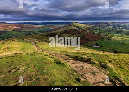 Der Steinpfad, der vom Mam Tor führt, mit Blick auf den Weg Great Ridge nach Back Tor und Lose Hill, im Peak District National Park. Stockfoto