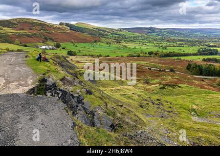 Die ehemalige A625 überquerte die Erdrutsche unterhalb Mam Tor in Castleton, Derbyshire aber wurde schließlich im Jahr 1979 durch die ständigen Reparaturen erforderlich aufgegeben. Stockfoto