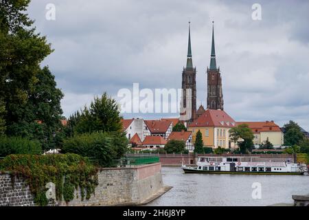 Breslau, Polen - 17. September 2021: Blick auf die Kathedrale und die oder und ein Touristenschiff auf einer Kreuzfahrt in der historischen Innenstadt von Breslau Stockfoto