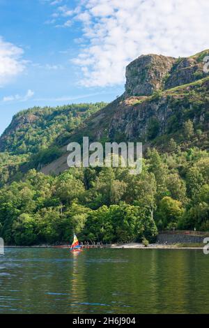UK Lake, Blick im Sommer auf ein Segelboot, das Derwent Water, einen 3 Meilen langen See in der malerischen Lake District Region, Cumbria, Nordwestengland, kreuzt Stockfoto