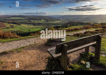 Von dieser Bank, die am Ende des Baslow Edge im Peak District National Park liegt, hat man einen Blick über das Derwent Valley zum Chatsworth House. Stockfoto