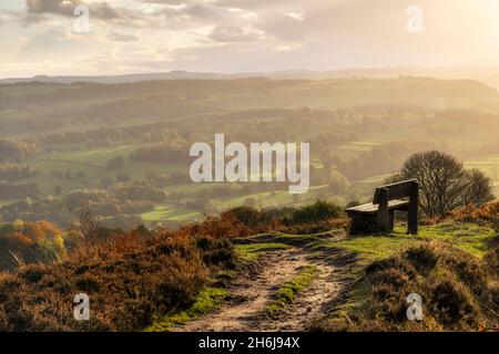 Von dieser Bank, die am Ende des Baslow Edge im Peak District National Park liegt, hat man einen Blick auf das Derwent Valley und den Chatsworth Park. Stockfoto