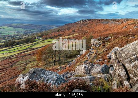 Herbstlicher Blick auf Curbar Edge von Baslow Edge im Peak District National Park, Derbyshire, England. Stockfoto