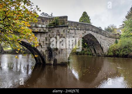 Die Froggatt Bridge aus dem 17th. Jahrhundert vom Westufer des Flusses Derwent, Peak District National Park, Derbyshire, England. Stockfoto