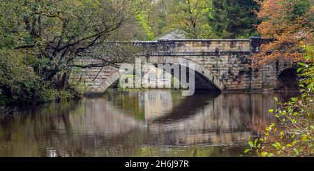 Neue Brücke (Kalb) über den Fluss Derwent, mit dem alten Shuttle House Beyond, Peak District National Park, Derbyshire, England. Stockfoto