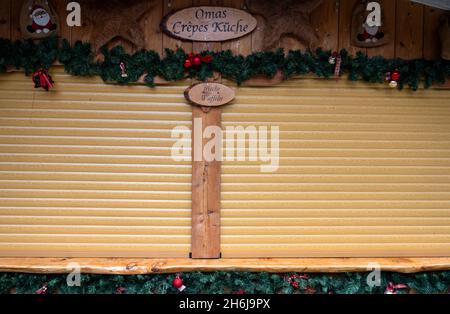 München, Deutschland. November 2021. Am Rotkreuzplatz im Stadtteil Neuhausen ist ein geschlossener Stand des im Bau befindlichen Weihnachtsmarktes zu sehen. Quelle: Sven Hoppe/dpa/Alamy Live News Stockfoto