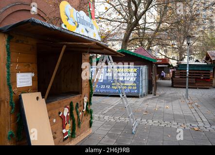 München, Deutschland. November 2021. Auf dem Weihnachtsmarkt am Rotkreuzplatz im Stadtteil Neuhausen wird ein Glühweinstand eingerichtet. Quelle: Sven Hoppe/dpa/Alamy Live News Stockfoto