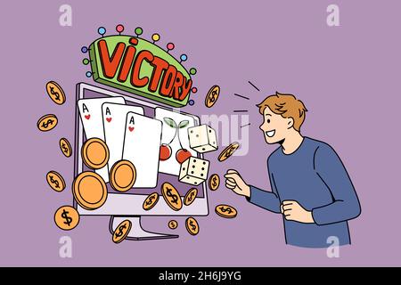 Online Glücksspiel und Sieg Konzept. Junger lächelnder Mann Cartoon-Figur stehend Blick auf Laptop-Bildschirm mit Glücksspiel und finanziellen Sieg Vektor-Illustration Stock Vektor