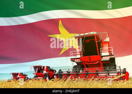 Industrielle 3D-Illustration von Red Farm landwirtschaftlichen Mähdrescher auf dem Feld mit Suriname Flagge Hintergrund, Lebensmittelindustriekonzept Stockfoto