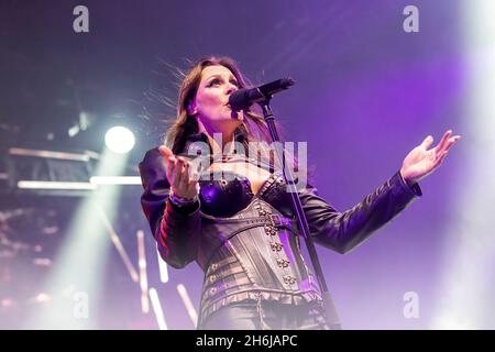 Oslo, Norwegen. November 2021. Nightwish, die finnische Symphonic Metal Band, gibt ein Live-Konzert im Oslo Spektrum in Oslo. Hier ist Sänger Floor Jansen live auf der Bühne zu sehen. (Foto: Gonzales Photo - Terje Dokken). Stockfoto