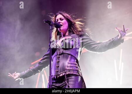 Oslo, Norwegen. November 2021. Nightwish, die finnische Symphonic Metal Band, gibt ein Live-Konzert im Oslo Spektrum in Oslo. Hier ist Sänger Floor Jansen live auf der Bühne zu sehen. (Foto: Gonzales Photo - Terje Dokken). Stockfoto