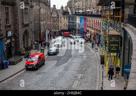 Touristen, Die Sich Die Geschäfte In Der Victoria St Edinburgh Old Town Scotland Angeschaut Haben Stockfoto