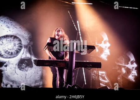 Oslo, Norwegen. November 2021. Nightwish, die finnische Symphonic Metal Band, gibt ein Live-Konzert im Oslo Spektrum in Oslo. Hier ist der Musiker Tuomas Holopainen live auf der Bühne zu sehen. (Foto: Gonzales Photo - Terje Dokken). Stockfoto